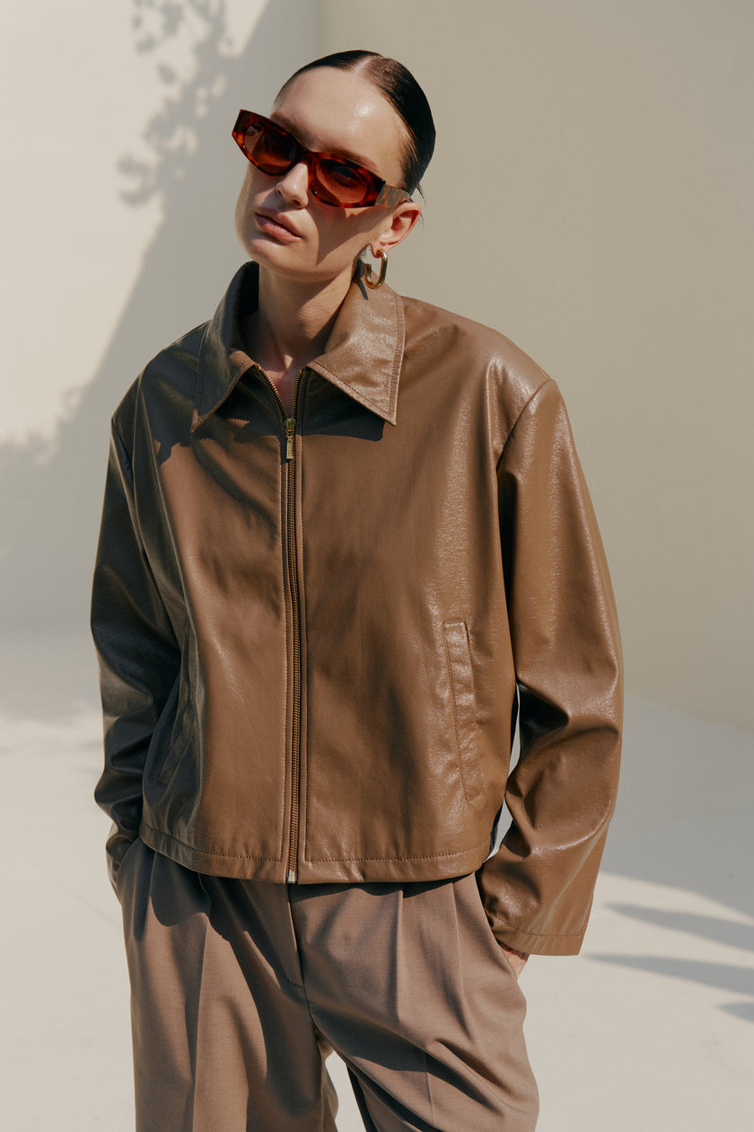 Куртка лакована капучино