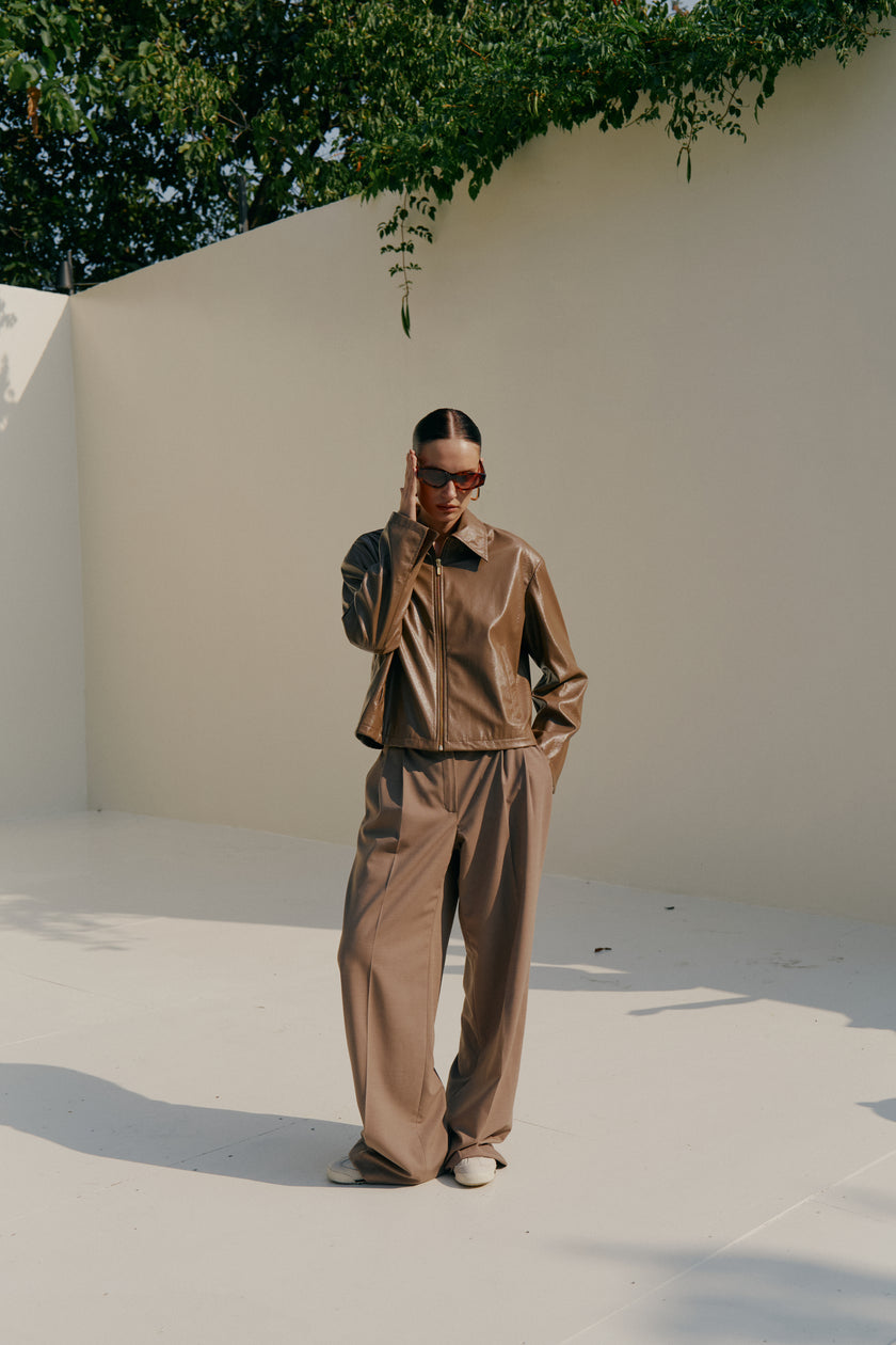 Куртка лакована капучино