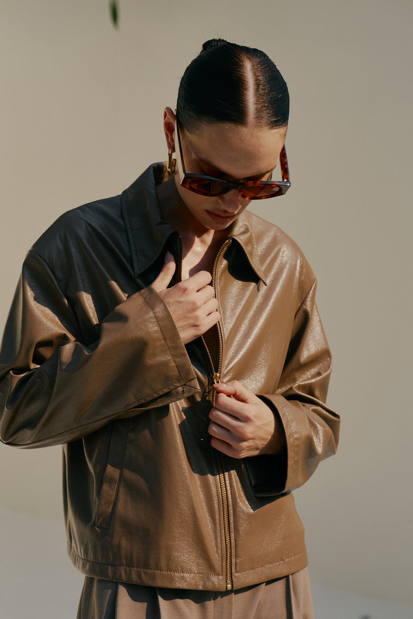 Куртка лакована капучино