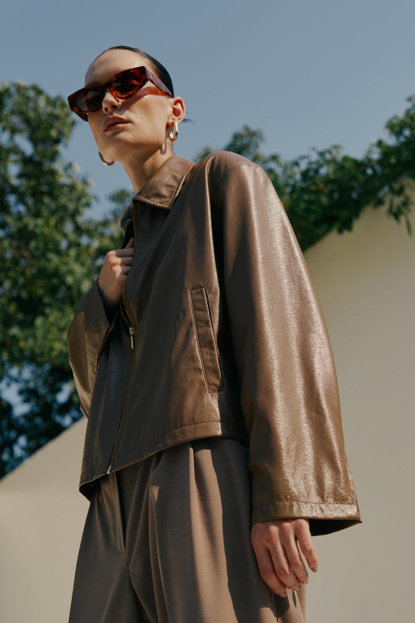 Куртка лакована капучино