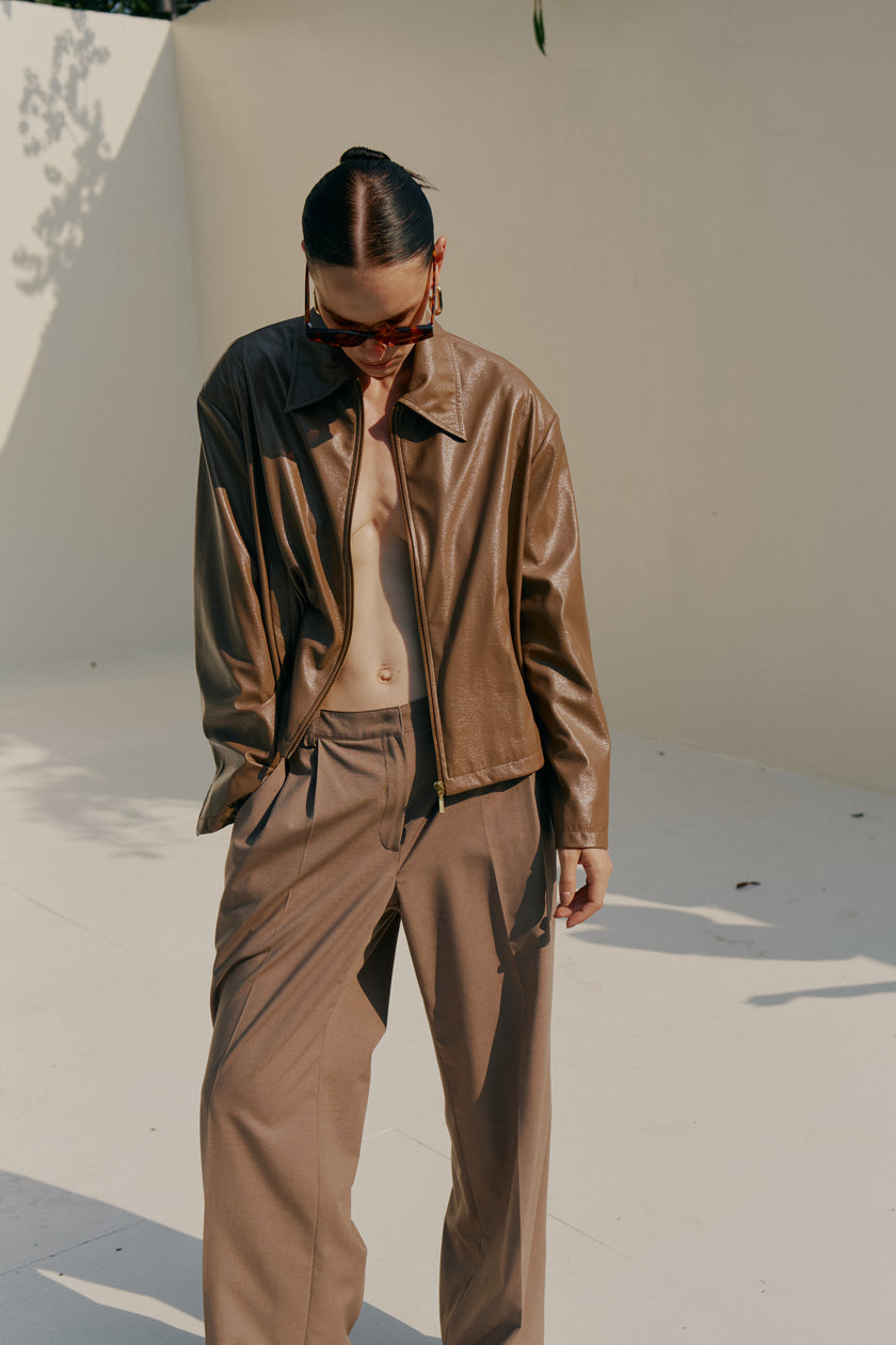 Куртка лакована капучино