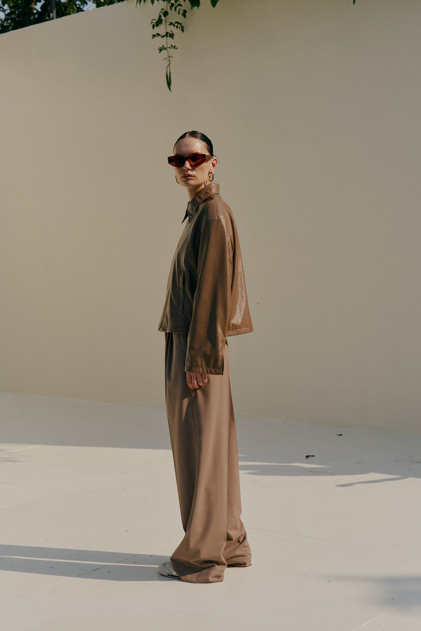 Куртка лакована капучино