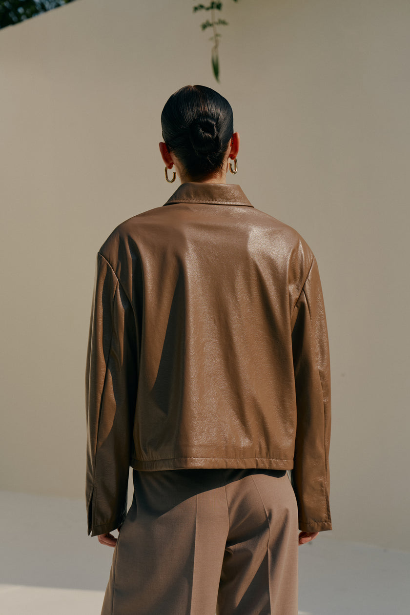 Куртка лакована капучино